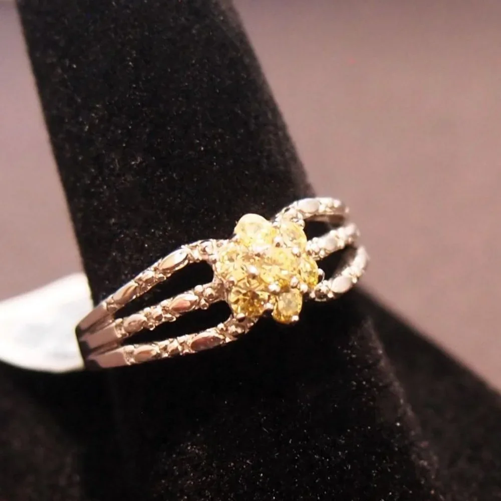 * WoW* Stunning Flower Shaped Canary Diamonds Fashion / Friendship Ring *WoW*